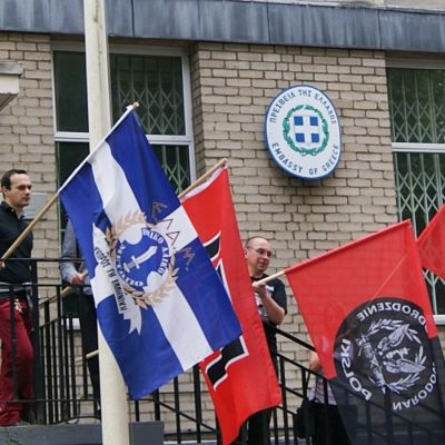Division England: Solidarność ze Złotym Świtem